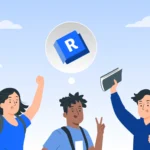 Três estudantes universitários sorridentes com mochilas, compartilhando conhecimento e informações com a palavra-chave "R" acima deles, simbolizando aprendizagem e inovação.
