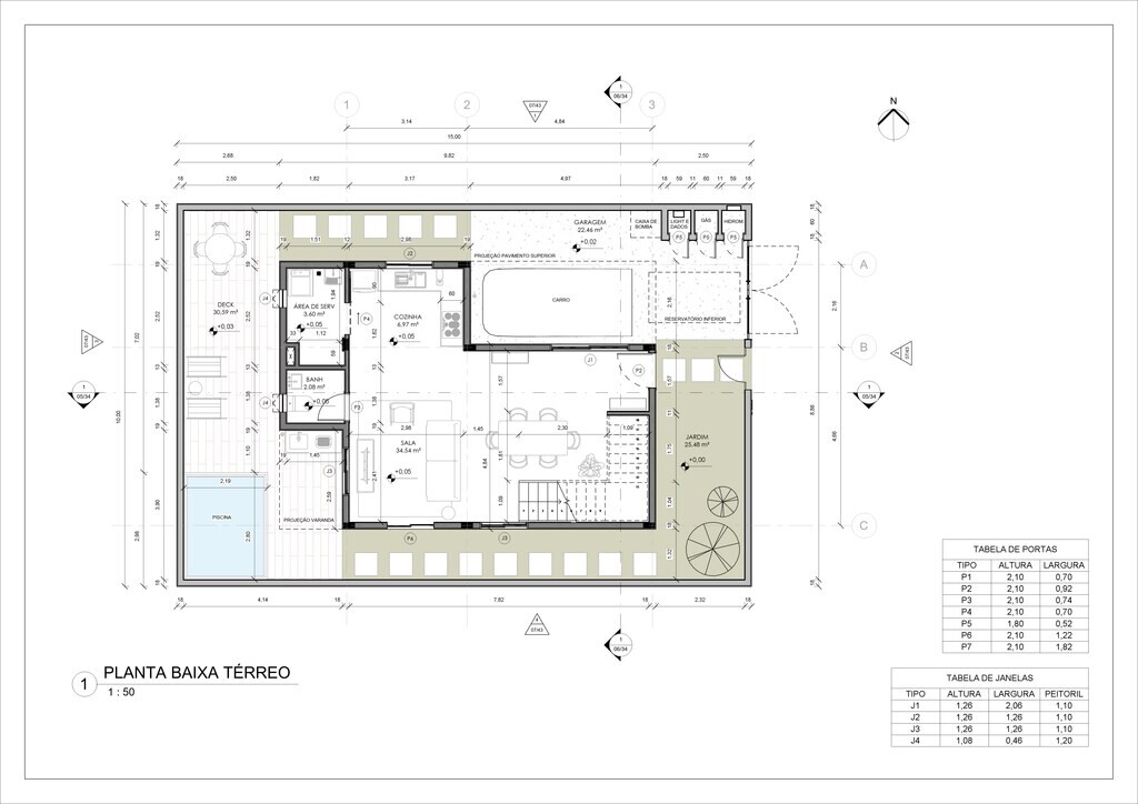 Planta baixa do térreo com detalhes de medidas e disposição dos ambientes, incluindo sala, cozinha e área externa.