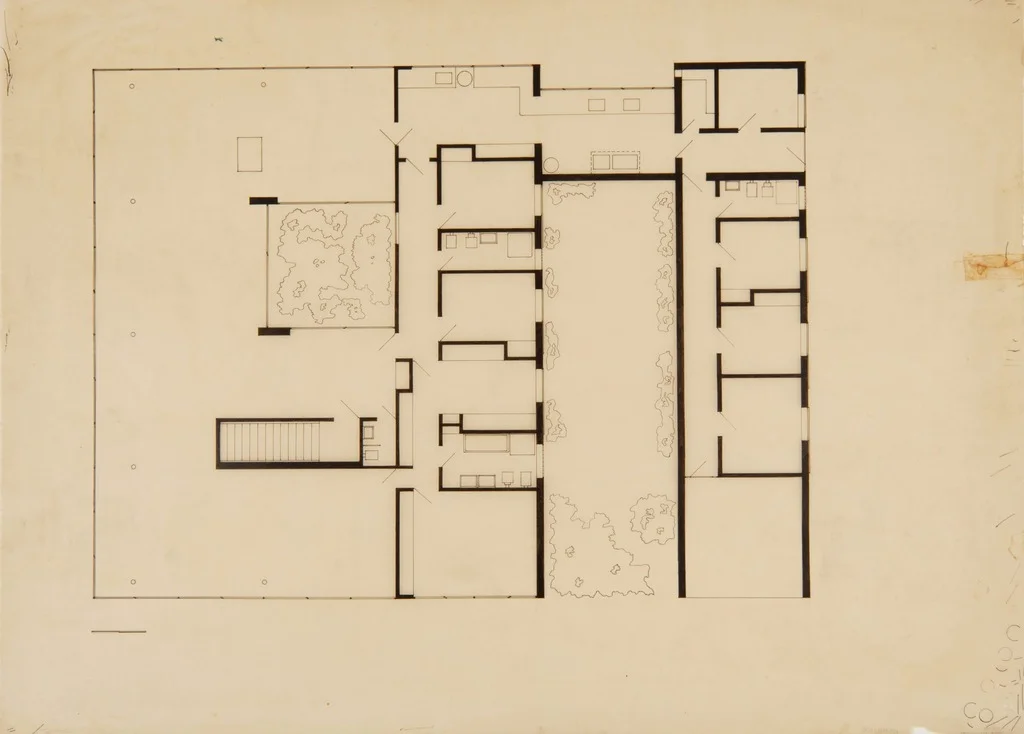 Plan arquitectónico de una casa, con distribución de habitaciones, escaleras y áreas verdes.