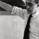 Fotografia histórica de Oscar Niemeyer, renomado arquiteto brasileiro, mostrando sua obra e estilo inovador na arquitetura moderna, símbolo do modernismo brasileiro.