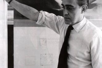 Fotografia histórica de Oscar Niemeyer, renomado arquiteto brasileiro, mostrando sua obra e estilo inovador na arquitetura moderna, símbolo do modernismo brasileiro.