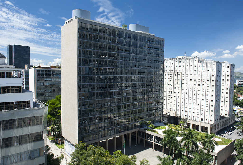 Palácio Gustavo Capanema visto de frente pelo dia.