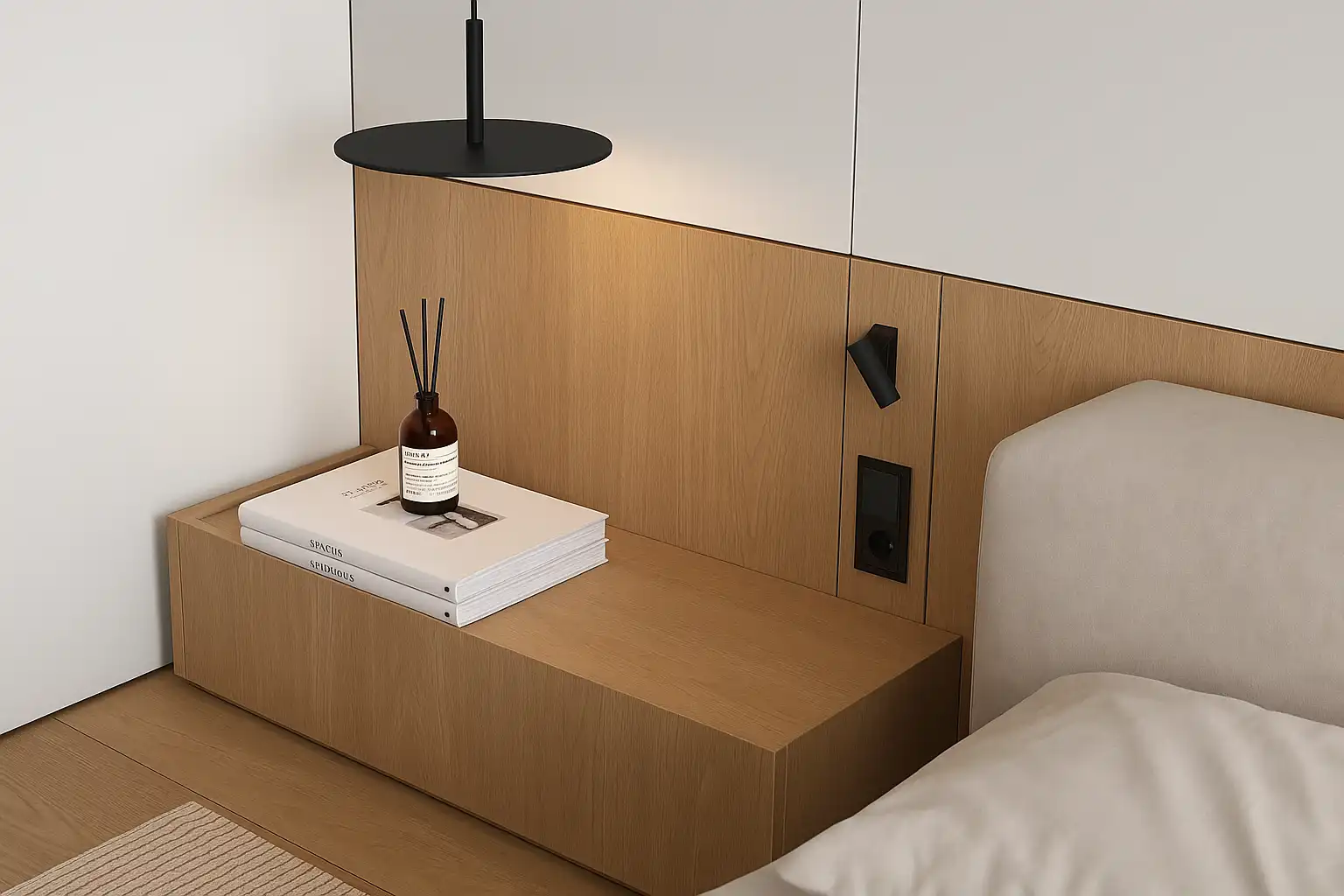 Cama de casal com cabeceira de madeira integrada a um painel de parede, luminária moderna e uma mesa de cabeceira decorada com livros e difusor de aroma em um quarto com decoração minimalista.
