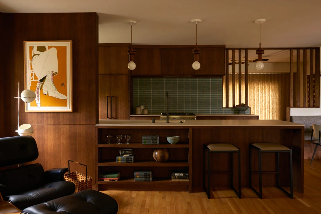Decoração de cozinha em estilo mid century modern com móveis de madeira, iluminação suspensa e detalhes art déco, criando um ambiente elegante e aconchegante.