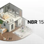 Ilustração de uma casa de dois andares com diferentes áreas de convivência, incluindo sala de estar, escritório, quartos e banheiro, destacando a conformidade com a norma NBR 15965.