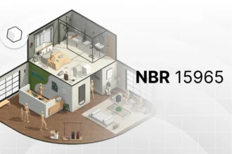 Ilustração de uma casa de dois andares com diferentes áreas de convivência, incluindo sala de estar, escritório, quartos e banheiro, destacando a conformidade com a norma NBR 15965.