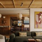 Decoração moderna e aconchegante para o ano de 2026 em uma sala de estar com móveis elegantes, iluminação suave e uma obra de arte abstrata na parede.