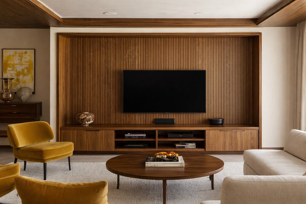 Sala com um painel ripado representando uma reforma sem obra.